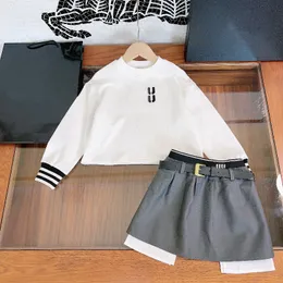 Moda na moda meninas conjunto com três peças hoodies saia cinto marca designer de tecido confortável terno das crianças doce legal menina roupas conjuntos