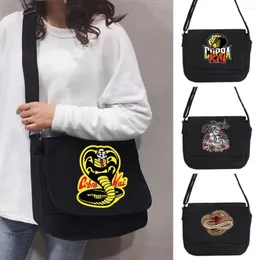 Shoppingväskor 2023 kvinnor crossbody canvas axel väska student stil casual vild messenger paket cobra tryck satchels researrangör