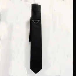 Prad Necktie Mens Women Designer Tie Tie Dashing Neck Bow للرجال السيدات مع رسائل أنماط العنق الصلبة ألوان العنق