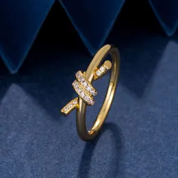 Anillo de diseño Anillo de amor de diamantes de plata Chapado en oro de 18 quilates Joyería de diseño de moda para mujeres Anillo de bodas con caja de regalos de compromiso