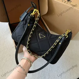 Luxur Half Moon Bag Designer Hobo Shoulder Bag Women Light Padding Ton-Sur-Ton Triangle Stamped Tote Closure Crossbody Underarm Påsar