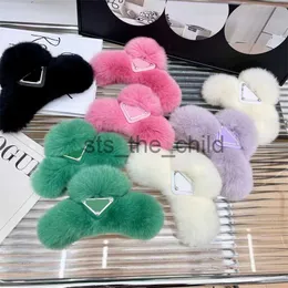 Grampos de cabelo Barrettes Fluffy Hair Clips Designer Mulheres Luxurys Hairpins Fuzzy Letras Garra Clip Furry Inverno Quente Cabelo Pin Designers Meninas Hairclips Jóias X0913