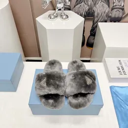 Pantofole di design di lusso Sandali casual da donna con fondo piatto e fondo spesso Pantofole in peluche Scatola con cinturino versatile resistente allo scivolamento e resistente all'usura