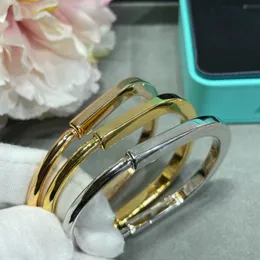 Jewlery Gold Bracelet Lady 18K Gold Plated Diamonds 디자이너 뱅글 자물쇠 실버 로즈 골드 여자 남성 티타늄 스틸 J3IT#
