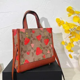 C-Bag Strawberry Print Tote Bag Fashion Designers Handbag Totes c Letter Large Capacity Shopping Bag s Trendy Designer High Quality Shoulder Wllet