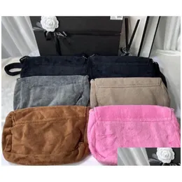 6 färger Fashion Soft Makeup Bag Accessories Classic Winter Fur Party Bags Flanell Shoder Designer God kvalitet Plush Storage Drop Delivery