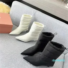 2023-Designer Inverno Caldo Stivali da neve spessi Moda Stivaletti slip-on Impermeabili antiscivolo Punta a punta temperamento Scarpe per il tempo libero