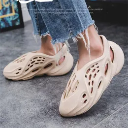 Designer män kvinnor sandaler mode lyxiga bilder hem levande skor flip flops sommarstrand platt tofflor