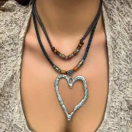 Chaîne vintage en corde et perles avec grand pendentif en forme de cœur évidé pour femme