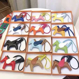 Designer Hrems Kelys tygväskor för kvinnor online -butik Lämplig Emma Pegasus hängen fårskinn och bil handgjorda nyckelringstillbehör med riktig logotyp