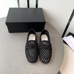 Сандалии Дизайнерские роскошные женские перфорированные туфли Тапочки Тапочки с нескользящей плоской подошвой Легкая резиновая подошва Модная универсальная обувь для ленивых