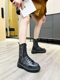 Botas femininas As novas botas Martin são feitas de tecido de couro preto e tecido fly combinado com um design moderno e vanguardista de motocicleta nos tamanhos 35-42