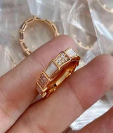 Venta de joyería de moda de alta calidad Bvri Star Same v Anillo chapado en oro de alta calidad con incrustaciones de diamantes de concha blanca B3749863