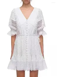 Casual Dresses White Women Splice Lace Mini Dress Utsökta broderier V-Neck-dragknappar Två stycken Ställ in kvinnlig lykta ärmrockar