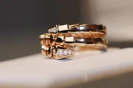 2023 Forma de serpiente de anillo de banda punk con encanto de calidad de lujo con diamante en material de oro v chapado en oro rosa de 18 k con caja de sello PS4482A