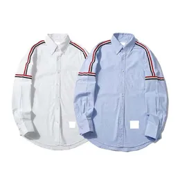 2023 Wiosna i jesień Nowa koszula biznesowa Red College Wind koszulka długie rękawy luźne klasyczne BF para Oxford Textile Men and Women White Shirt Tide