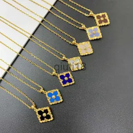 Pendant Necklaces Luxury 18K Gold Clover Designer Pendant Necklaces for Women Cross Chain Choker Italy Famous Brand Retro Vintage Palace Necklace Party Wedding Jew