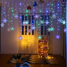 弦楽クリスマスライト屋外の装飾吊り下げられているスノーフレークカーテンストリングパーティーガーデンイーブ装飾。
