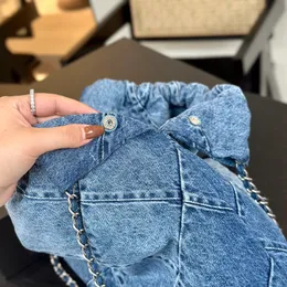 7a kvinnor märke handväska lyx denim skräpväska enkel axel ryggsäck crossbody väska underarmsäck denim metall skarv kedja stor kapacitet ryggsäck inre