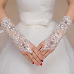 Tanie krótkie koronkowe rękawiczki ślubne rękawiczki ślubne Kryzysowe kryształy akcesoria ślubne koronkowe rękawiczki do narzeczonych bez palców