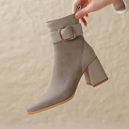 Stivali Autunno Pelle scamosciata Donna Caviglia Sexy Punta a punta Cinturino Fibbia Bottoni corti 7 cm Tacchi alti quadrati Tacchi a spillo da lavoro Khaki Botas 230915