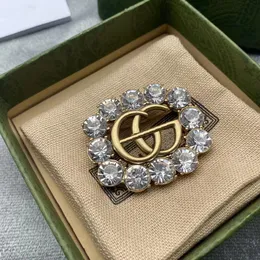 Broche broche de créateur broche de luxe lettre couleur unie design bijoux diamant style polyvalent broche dîner porter super trois couleurs bijoux bon