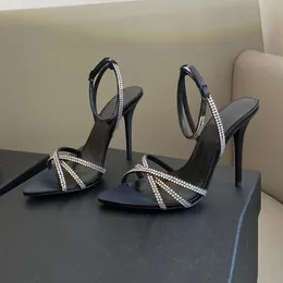 Sandaler högklackade Crystal Crepe Satin Ankle Strap Sandaler Luxurys Designers Shoe Paris Dress Classics Women 10cm klackar Satin Stiletto häl kvällskor med låda