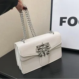 Vendas de fábrica Mulheres bolsas de ombro 2 cores Design de nicho Litchi Chain Bolt Flip Fashion Leather Bolsa Street Trend Drill Trend Tend Ponele