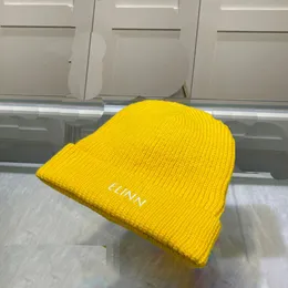 Broderi beanie brev beanie stickad för kvinnor designer solida varma mössa gata mjuka m s