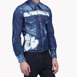 苦しめられた漂白されたデニムで構成される男性ウエスタンパッチデニムシャツドラマ化グラフィッティの落書きとデザインシャツ337r