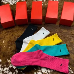 2023 berühmte Socken für Männer Frauen neue Socken Baumwolle atmungsaktive Socke schwarz weiß blau rosa Designersocken European American Street Trend Socken 5 Stück mit Box
