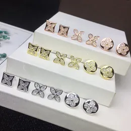 Nouveau conçu bijoux en acier titane V-lettre quatre feuilles fleur collier de diamants couleur secondaire bracelet mode boucle d'oreille bijoux de créateur LV01310