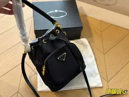 العلامة التجارية 2023 جديدة للأزياء نايلون كتف الكتف حقيبة الرباط الحزمة حقيبة دلو حقيبة صغيرة. بولساس حجم 16*22 سم.