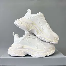 Ultimo designer Mens Triple S Sneakers in pelle brillante tinta unita Paris 17FW Retro scarpe da ginnastica di lusso piattaforma da donna scarpe da papà con scatola NO479