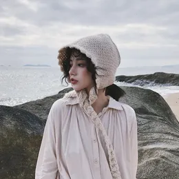 Cappelli a tesa larga Secchiello Autunno e inverno Cappello lavorato a maglia di pizzo Femminile giapponese carino con lacci Protezione per le orecchie Cappelli di lana tinta unita per le donne 230915