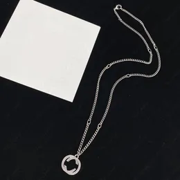 Luxus-Designer-Mode-Buchstaben-Anhänger-Halskette für Männer und Frauen gleichermaßen, Vintage-Silber-Paar-Halskette von hoher Qualität mit Box