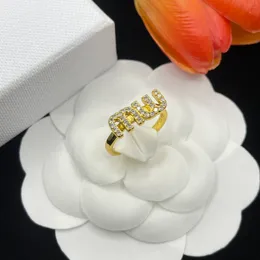Оптовая продажа M IU Нишевый дизайн Flash Diamond Letter Женское легкое кольцо на палец Ins Личное модное кольцо для пары