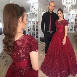 2023 Burgundowe sukienki Quinceanera krótkie rękawy koronkowe aplikacje v szyja z koralikami haftowa długość podłogi Tiul Sweet 16 urodzinowa suknia przyjęcia