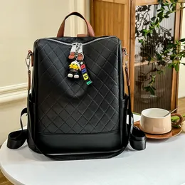 Borsa a tracolla da donna all'ingrosso in fabbrica 2 colori zaini da viaggio per il tempo libero in pelle semplice e morbida simpatico cartone animato ciondolo studente zaino borsa classica con diamanti 2212 #