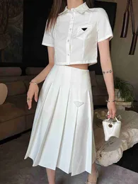 Podstawowe sukienki swobodne marki Pra Women Dwuczęściowe sukienki Zestawy koszuli mody White Short Thirt Side Slit Spirt 2pcs Suits Dwuczęściowe sukienki balowe L230916