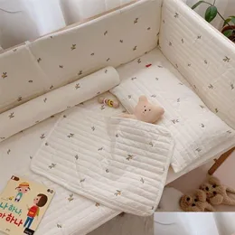 Trilhos de cama coreano acolchoado algodão bebê folha cereja olive urso bordado berço berço pára-choques er ding 220922 gota entrega crianças tapete dhgp4