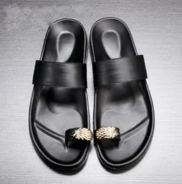Zapatillas de estilo a la moda, chanclas de verano para hombre, sandalias de playa de cuero suave negro, chanclas para hombre transpirables 1860037