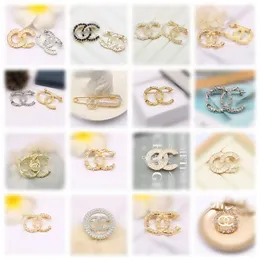 18 New Style Everyone's favorite Gift Designer Letter Pins Brooches Women Gold Silver Crysatl Pearl Rhinestone Cape Buckle Brooch Suit Pin Wedding Party Lovers Gift