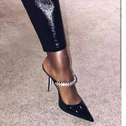 Hausschuhe Sommer spitze Zehen Strass Lackleder mit Bankettkleid Stiletto-Schuhe benutzerdefinierte übergroße flache Damensandalen