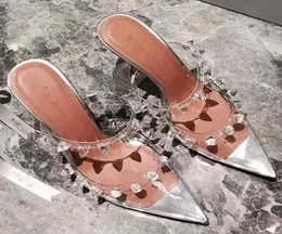 2021SS Amina Muaddi Women Sandals Julia Mule Glass شفافة PVC عالية الكعب صندال وايت كريستال الأزرار الرومانية الفستان الزفاف 4602369
