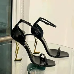 Lüks Ayakkabı Tasarımcısı Kadın Çok Kayış Yüksek Topuklu 10 cm Topuk Adam Elbise Ayakkabı Opyum Cassandra Sandal Patent Pürüzsüz Deri Sebze Taşıyan VELET SLIKTE