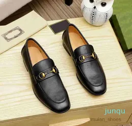 Män loafers lyxiga designers skor läderbrun svart herr casual designer slip på bröllopssko