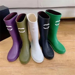 Moda Luxo Botas de Chuva Temporada À Prova de Água Mulheres Joelho Boot Designer Tubo Médio Grosso Chaminé Estilo Britânico Martin Sapatos Tamanho 35-40