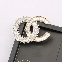 Lusso Donna Uomo Designer Marchio Lettera Spille Placcato oro 18 carati Intarsio Perla Cristallo Strass Gioielli Spilla Pin Marry Christmas Party Regalo Accessorie