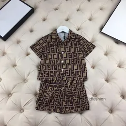 Çocuk Setleri Toddler T Shirt Bebek Seti 2PICS Çocuklar İçin Tasarım Tshirt Çocuklar Giyim Erkek Kızlar Kısa Kol Üstleri Lüks Yaz Düğmesi Tavan Khaki Mektupları ile